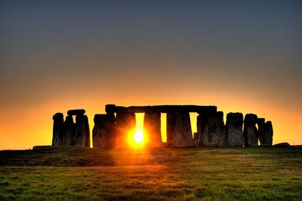 large.800px-stonehenge_sun-photo-copyrig